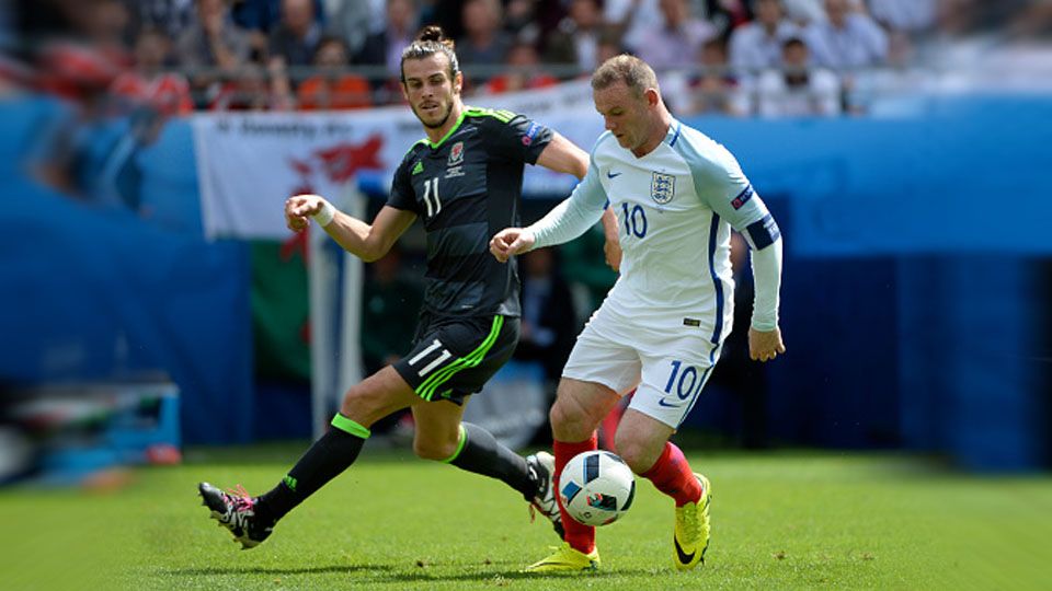 Wayne Rooney dan Gareth Bale dalam pertandingan antara Inggris dan Wales pada Euro 2016 (16/06/16). Copyright: © Bob Thomas/Getty Images